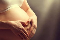 孕期经常摸肚子，会造成脐带绕颈吗？